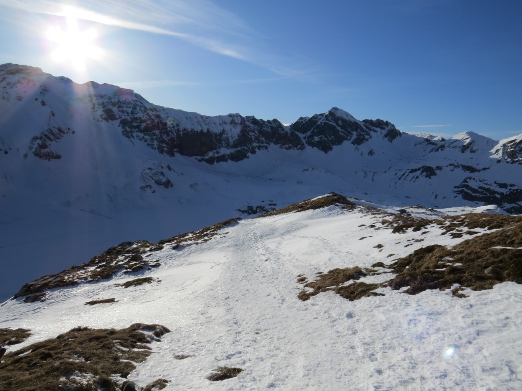 die Sonne senkt sich langsam, aber sicher hinter den Bergen