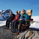 auf einer Holzbank legen wir eine Pause ein geniessen die untergehende Sonne