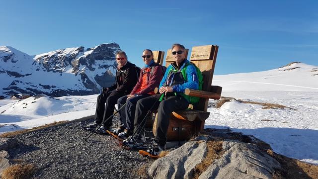 auf einer Holzbank legen wir eine Pause ein geniessen die untergehende Sonne