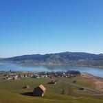 hier öffnet sich ein wunderschöner Blick auf den Sihlsee. Die Wasserfläche liegt ruhig in der Landschaft