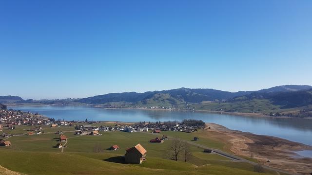hier öffnet sich ein wunderschöner Blick auf den Sihlsee. Die Wasserfläche liegt ruhig in der Landschaft