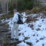 über einen Treppenweg, auf dem noch Schnee liegt, steigen wir nun steil durch den Wald aufwärts