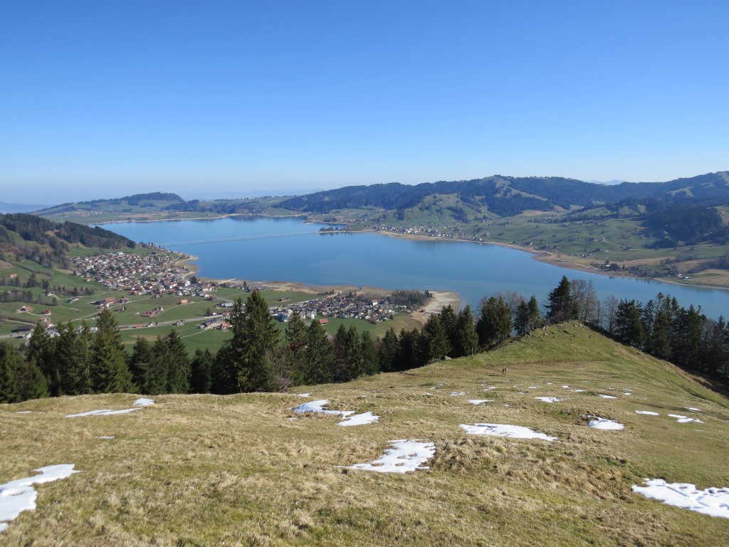vor uns breitet sich ein wunderschönes Panorama über den Sihlsee aus – ruhig, weit und eindrucksvoll