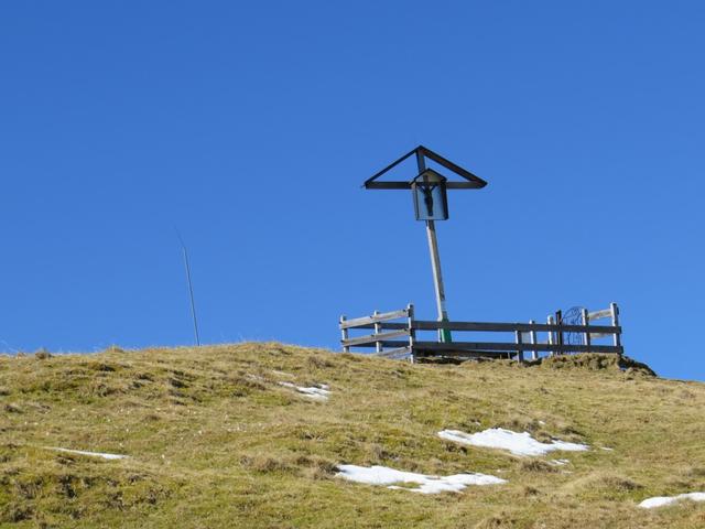 wir passieren einen kleinen Rastplatz mit Kreuz...