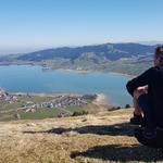 wir setzen uns ins Gras und lassen das Panorama in aller Ruhe auf uns wirken