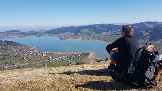 wir setzen uns ins Gras und lassen das Panorama in aller Ruhe auf uns wirken