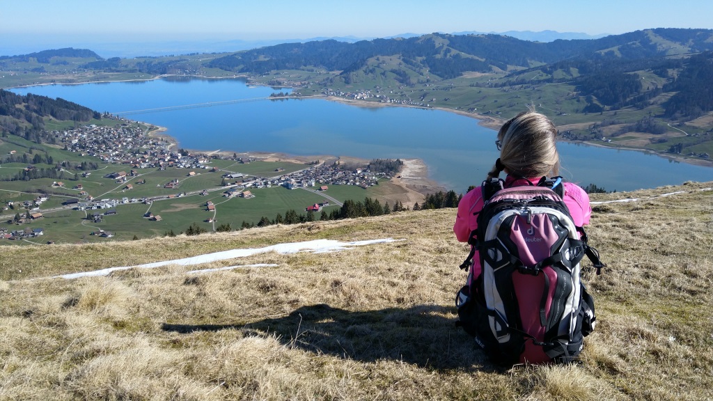 wir setzen uns ins Gras und lassen das Panorama in aller Ruhe auf uns wirken