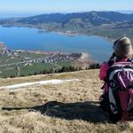 wir setzen uns ins Gras und lassen das Panorama in aller Ruhe auf uns wirken