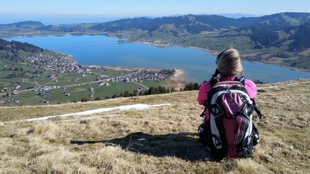 wir setzen uns ins Gras und lassen das Panorama in aller Ruhe auf uns wirken