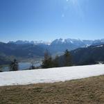 links von uns die noch schneebedeckten Schwyzer- und Glarner Alpen