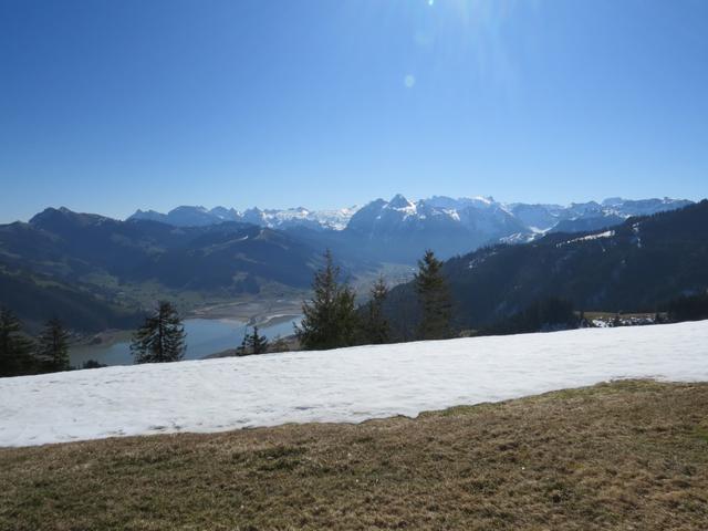 links von uns die noch schneebedeckten Schwyzer- und Glarner Alpen