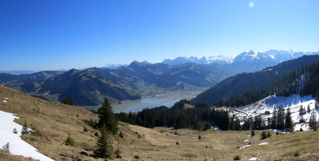 wir blicken auf den Sihlsee und zum Talende des Sihltals