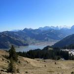 wir blicken auf den Sihlsee und zum Talende des Sihltals