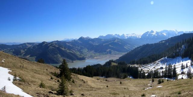 wir blicken auf den Sihlsee und zum Talende des Sihltals