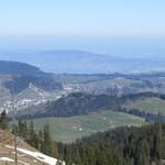unser Blick reicht von Einsiedeln über die sanften Hügel hinweg bis zum glitzernden Zürichsee