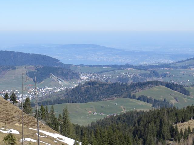 unser Blick reicht von Einsiedeln über die sanften Hügel hinweg bis zum glitzernden Zürichsee