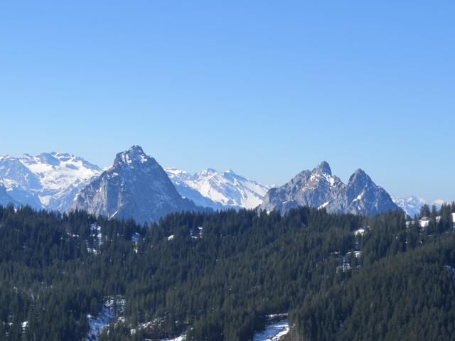 links der Grosse Mythen. Dort oben standen wir auch schon. Rechts der kleine Mythen mit dem Haggenspitzli