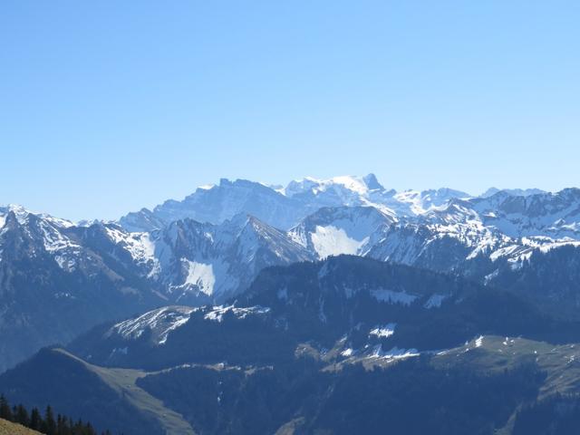 gut ersichtlich der Glärnisch
