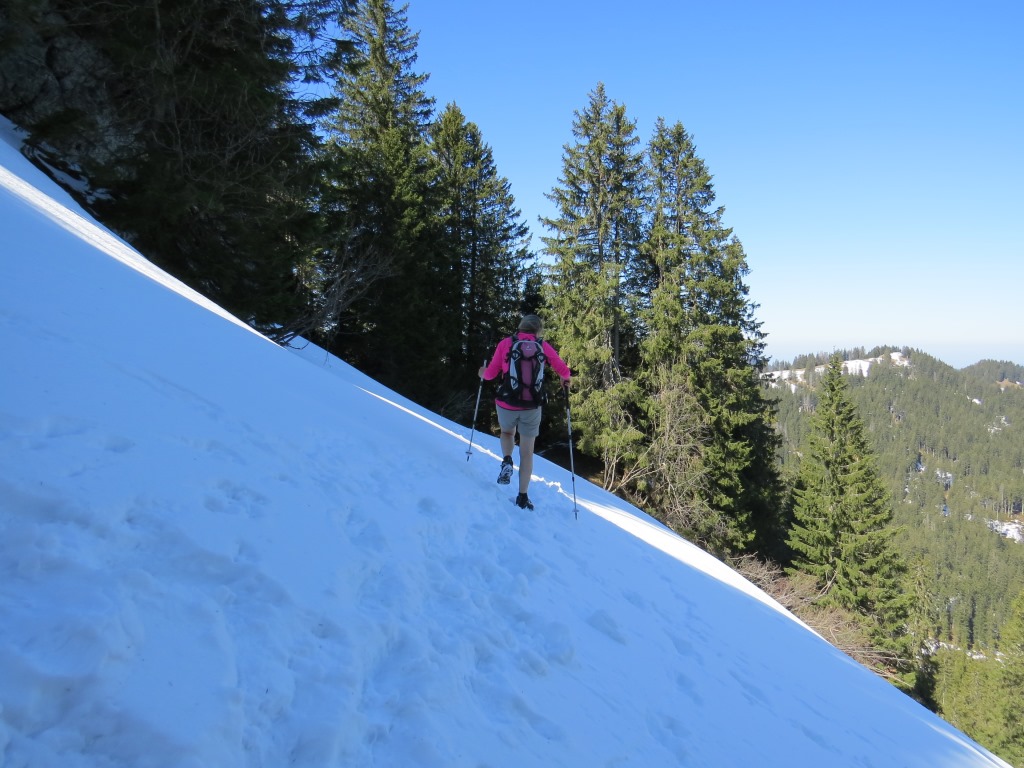 vorsichtig traversieren wir den steilen Berghang