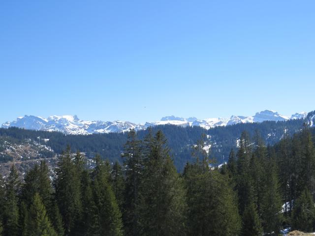 links von uns der Glärnisch und der Druesberg