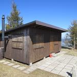 unweit von Amselgschwand treffen wir auf eine Alphütte 1470 m.ü.M., die um diese Jahreszeit noch geschlossen ist