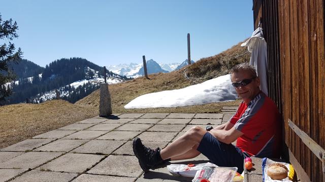 hier gönnen wir uns unsere wohlverdiente Mittagspause und lassen die wunderbare Aussicht auf uns wirken