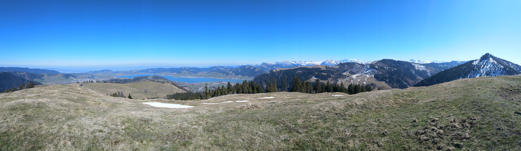 schönes Breitbildfoto aufgenommen auf dem Chli Amslen