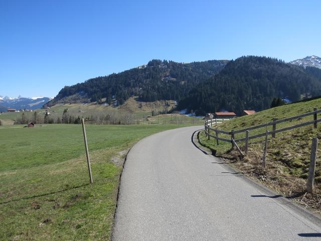 auf der Asphaltstrasse geht es zügig voran, und schon stehen wir...