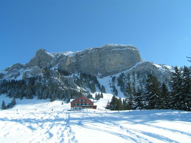 Berggasthaus Ruhsitz. Im Hintergrund Kamor