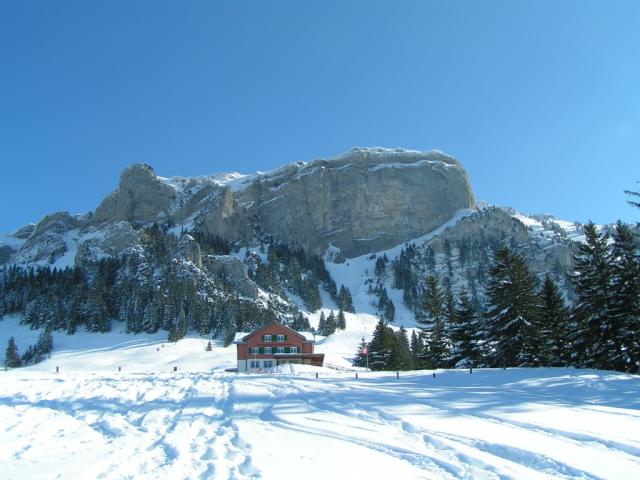 Berggasthaus Ruhsitz. Im Hintergrund Kamor