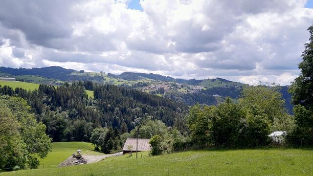 am Horizont taucht Trogen auf