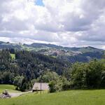 am Horizont taucht Trogen auf