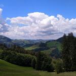 Blick auf die schöne hügelige Landschaft des Appenzellerland