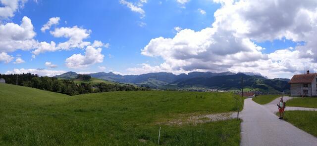 Blick in den weiten Talkessel von Appenzell