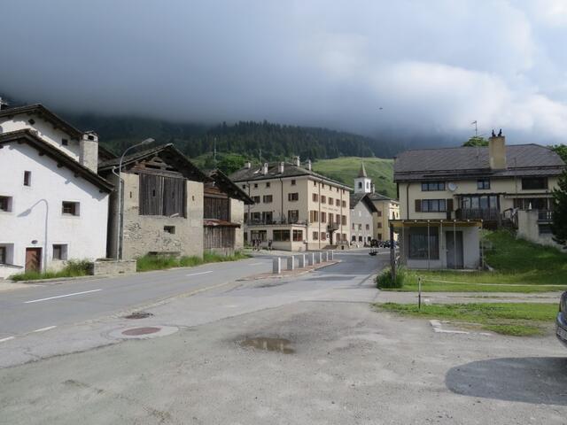 in Casaccia steigen wir aus dem Postauto und schauen hinauf zum Malojapass den wir "erobern" möchten