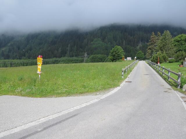 wir biegen von der Hauptstrasse ab, laufen an der Dorfkirche und dem Friedhof vorbei...