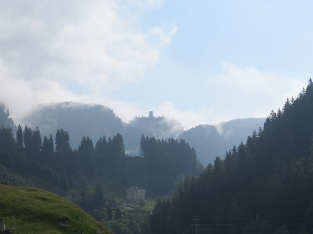 wir blicken hinauf zum Malojapass und erkennen den Turm vom Schloss Belvedere unser erstes Zwischenziel