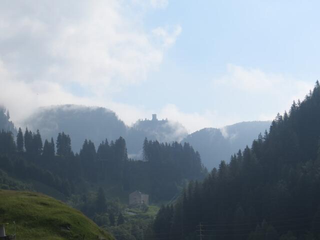 wir blicken hinauf zum Malojapass und erkennen den Turm vom Schloss Belvedere unser erstes Zwischenziel