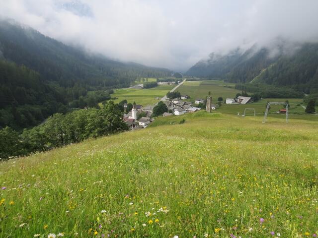 vorbei an einem kleinen Skilift blicken wir ins Val Bregaglia Richtung Italien