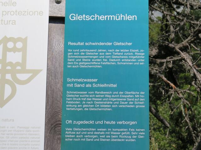 Informationstafeln erklären das entstehen der Gletschermühlen