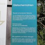 Informationstafeln erklären das entstehen der Gletschermühlen