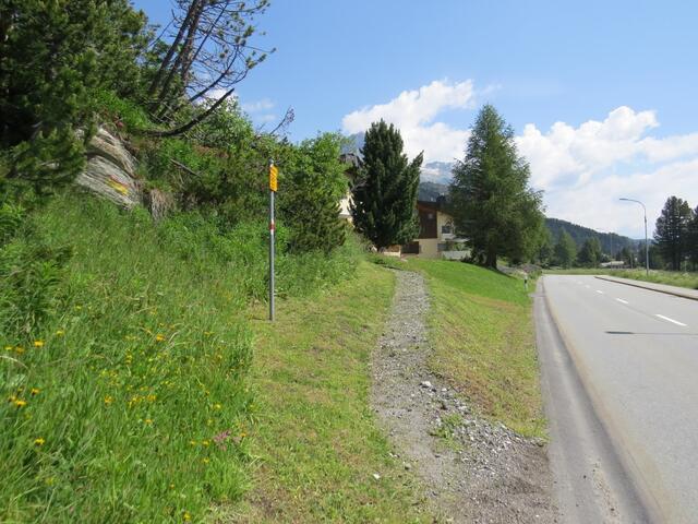 ...durchlaufen den Dorfkern von Maloja, und biegen kurz danach bei diesem Wegweiser, von der Hauptstrasse links ab