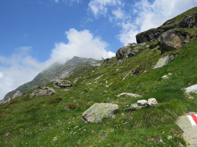 vor einem Jahr sind wir hier link abgebogen und sind auf den Piz Lunghin gewandert