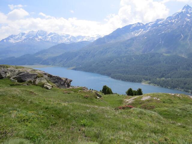 es ist nicht einfach, das Schauspiel zu beschreiben, dass sich von hier oben auf den Silsersee bietet