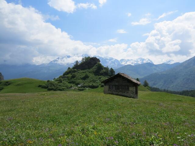 während dem Wandern bestaunen wir die traumhaft schöne Aussicht...