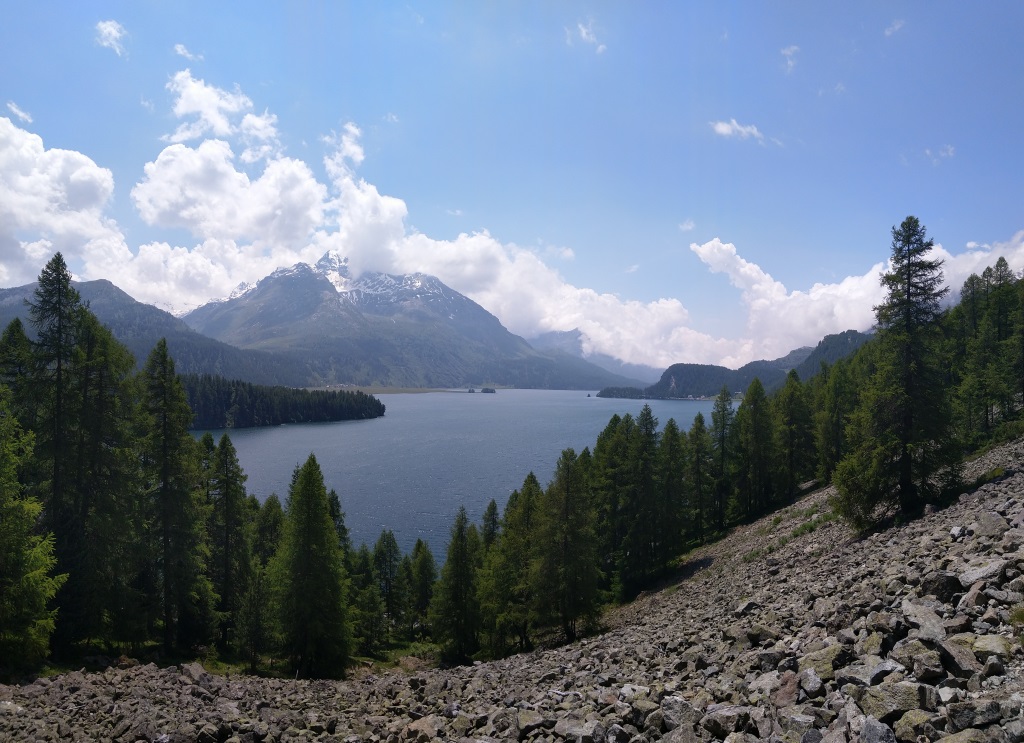kurz vor Sils blicken wir noch einmal auf den Silsersee mit dem Piz de la Margna