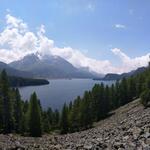 kurz vor Sils blicken wir noch einmal auf den Silsersee mit dem Piz de la Margna