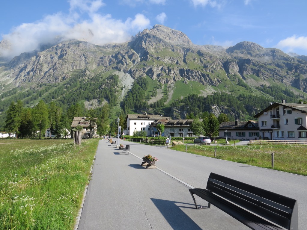 schnurgerade führt uns den Wanderweg von Sils-Maria hinaus