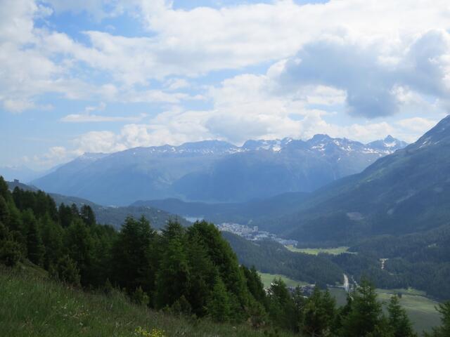 vor uns taucht St.Moritz und der St.Moritzersee auf