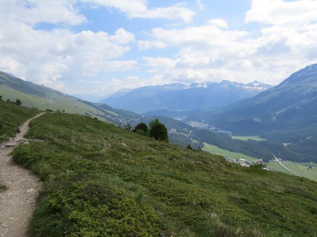 hinter St.Moritz ist gut Muottas Muragl mit der Chamanna Segantini ersichtlich. Das war eine super schöne Wanderung